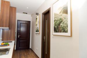 einen Flur mit Tür und Bild an der Wand in der Unterkunft MYAN Villa Phòng nghỉ 5 có sân sau Vinhomes Ocean Park 3 in Ðình Loan + 21 Fotos