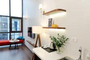 ein Wohnzimmer mit einem roten Sofa und einem Tisch in der Unterkunft MYAN Villa Phòng nghỉ 5 có sân sau Vinhomes Ocean Park 3 in Ðình Loan