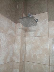 una doccia con un cestino su un pavimento piastrellato di Los Jazmines depto a Cafayate Altre 40 foto