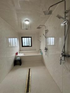a bathroom with a bath tub and a shower at 紅富士苑 in Yamanakako
