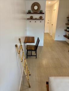una sala de estar con una mesa y una silla en Hiraya Apartments, en San Vicente