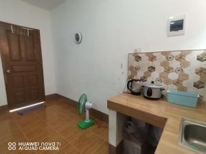 - une cuisine avec un comptoir, un évier et une porte dans l'établissement Ollie's Place, à Alcoy 9 autres photos