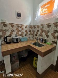 une cuisine avec un évier et un plan de travail dans l'établissement Ollie's Place, à Alcoy