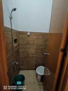 une petite salle de bain avec toilettes et douche dans l'établissement Ollie's Place, à Alcoy