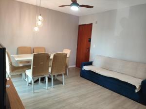 a living room with a couch and a table and chairs at Apartamento Térreo 2 Quartos Com Clube Privativo - Condomínio Marina Clube in Cabo Frio