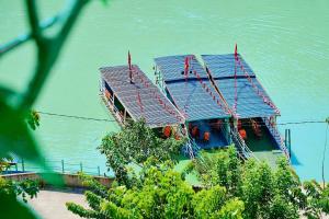 ein Haus mitten im Wasser in der Unterkunft Cát Lý Camping homestay in Ha Giang