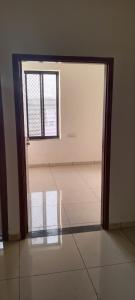 una puerta abierta a una habitación con ventana en Ummed Reagidancy,sikar, en Rīngas