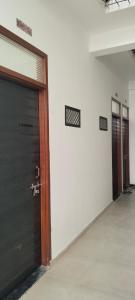 una puerta de garaje en un edificio con dos entradas en Ummed Reagidancy,sikar, en Rīngas