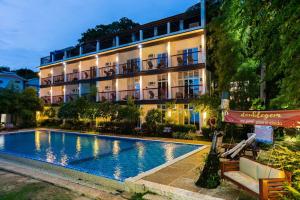 un hotel con piscina di fronte a un edificio di Doublegem Beach Resort and Hotel a El Nido Altre 31 foto