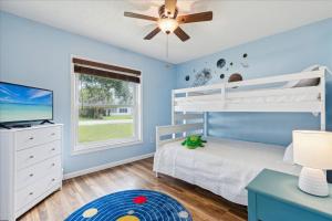 1 dormitorio con litera y ventilador de techo en 111 Sunset Drive, en Cocoa Beach 44 fotos más