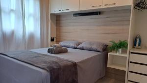 una camera da letto con un letto e un asciugamano sopra di Chalé em Itu Aconchego e Diversão para Família e Pets a Itu