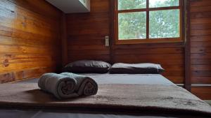 due letti in una baita con finestra di Chalé em Itu Aconchego e Diversão para Família e Pets a Itu