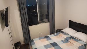 mała sypialnia z łóżkiem i oknem w obiekcie San Miguel Rooms Lima Airport B&B w mieście Lima