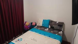Un pat sau paturi într-o cameră la San Miguel Rooms Lima Airport B&B