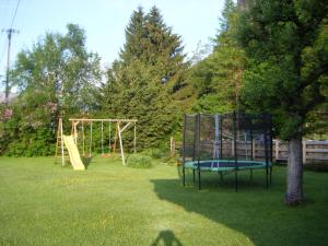 - un parc avec une aire de jeux avec 2 balançoires dans l'établissement Fernblick, à Leutasch
