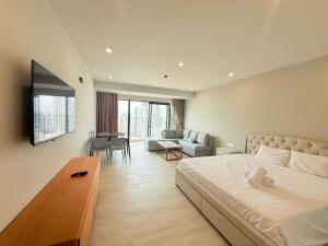Un dormitorio con una cama y una sala de estar. en Apartment Seaview, en Nha Trang