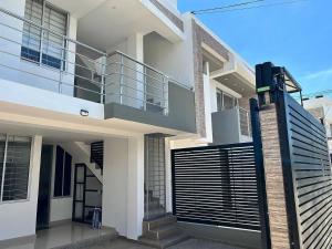 Modernes Haus mit Balkon und Tor in der Unterkunft Apto cerca del Río Guatapurí Valledupar in La Elvira