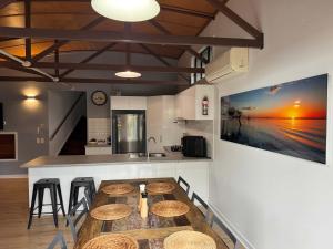 フレーザー島にある718 Cooloola Villa at Kingfisher Bay, K'gari Fraser Islandのわらかごが置かれたテーブルのあるキッチン