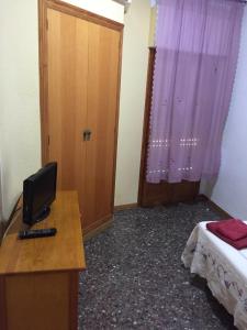 TV a/nebo společenská místnost v ubytování Hostal L'Escaleta