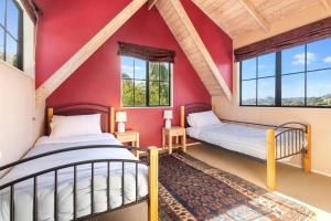 Postel nebo postele na pokoji v ubytování The Potter's Cottage, Waiheke