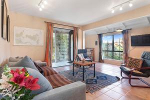 TV a/nebo společenská místnost v ubytování The Potter's Cottage, Waiheke