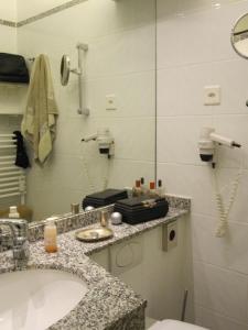 La salle de bains est pourvue d'un lavabo et d'un miroir. dans l'établissement Blüemlisalp 712 Studio, à Beatenberg