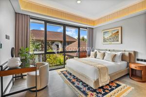 une chambre avec un lit et un bureau et une grande fenêtre dans l'établissement Andra Villa by Kozystay - Natadesa Resort Jimbaran, à Jimbaran 58 autres photos