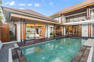 une image d'une piscine dans une villa dans l'établissement Andra Villa by Kozystay - Natadesa Resort Jimbaran, à Jimbaran