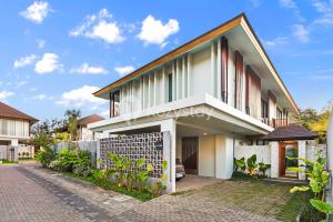 une maison avec une allée devant dans l'établissement Andra Villa by Kozystay - Natadesa Resort Jimbaran, à Jimbaran
