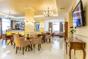 een restaurant met tafels en stoelen en een bar bij Rena Hotel - All Inclusive in Sunny Beach
