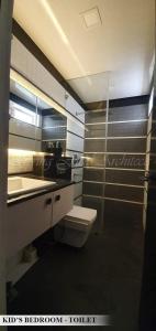 une salle de bain avec un lavabo et des toilettes dans l'établissement Ocean Breeze Retreat ModernVilla,Palavakkam, à Chennai