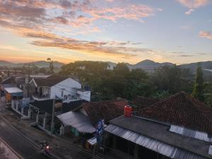 a view of a city with buildings and a sunset at Villa Sakinah Ciwidey in Bandung