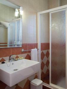 a bathroom with a sink and a shower at Hotel Ruta del Poniente in Cuesta de la Palma