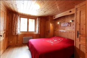 1 dormitorio con 1 cama roja en una habitación de madera en le Montagny, en Les Houches 39 fotos más