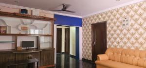 ein Wohnzimmer mit Couch und Fernseher in der Unterkunft A 3 bedroom apartment with lot of space and eminities in Visakhapatnam