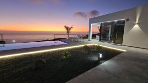 Una casa con vista al mar al atardecer en Casa Laina, en Tijarafe