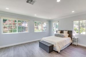 Postel nebo postele na pokoji v ubytování Enchanting 4-bedroom house with panoramic view in Pasadena