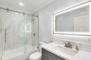 Koupelna v ubytování Enchanting 4-bedroom house with panoramic view in Pasadena