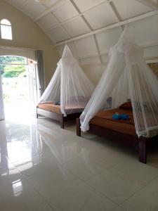 Ένα ή περισσότερα κρεβάτια σε δωμάτιο στο Tiga dara guest house jungle trekking