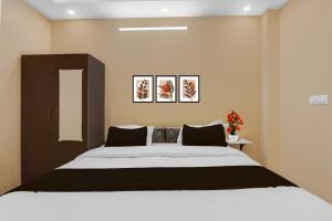 Ένα ή περισσότερα κρεβάτια σε δωμάτιο στο Super Hotel O UPNEDA Office Deva Road Lucknow