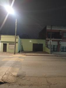 una luz de la calle junto a un edificio por la noche en Cardoso1, en Chuy