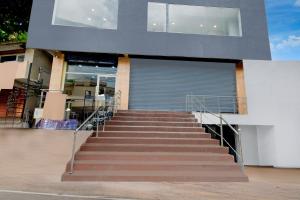 Maula AliにあるSuper Townhouse Cherlapally Bus Terminal Formerly Hotel Chakripuramのガレージ付き建物へ続く階段 +22枚の写真