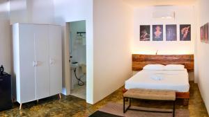una camera da letto con un letto e un armadio in una stanza di Critter Republic Dive Resort a Dauin Altre 20 foto