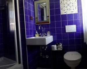 A bathroom at B&B L'Albero Di Antonia