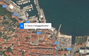 um mapa de uma cidade com uma placa que diz ope micropolis em Muggia Studio 2 em Muggia