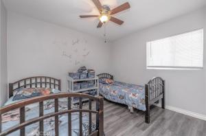 a bedroom with two beds and a ceiling fan at 近ONT机场 Chaffey Claremont学院 Ontario Outlets 3Br2BA in Rancho Cucamonga