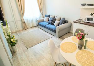 a living room filled with furniture and a table at Eden Center Home in Győr