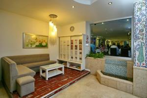 A seating area at Kleopatra Celine Hotel