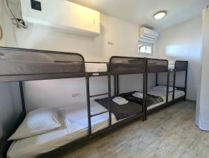 Postel nebo postele na pokoji v ubytování Cozy Apartment w Floor Heating & Parking