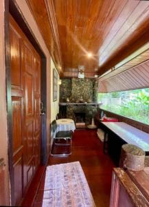 een woonkamer met een bad en een open haard bij Harmony Home in Hang Dong